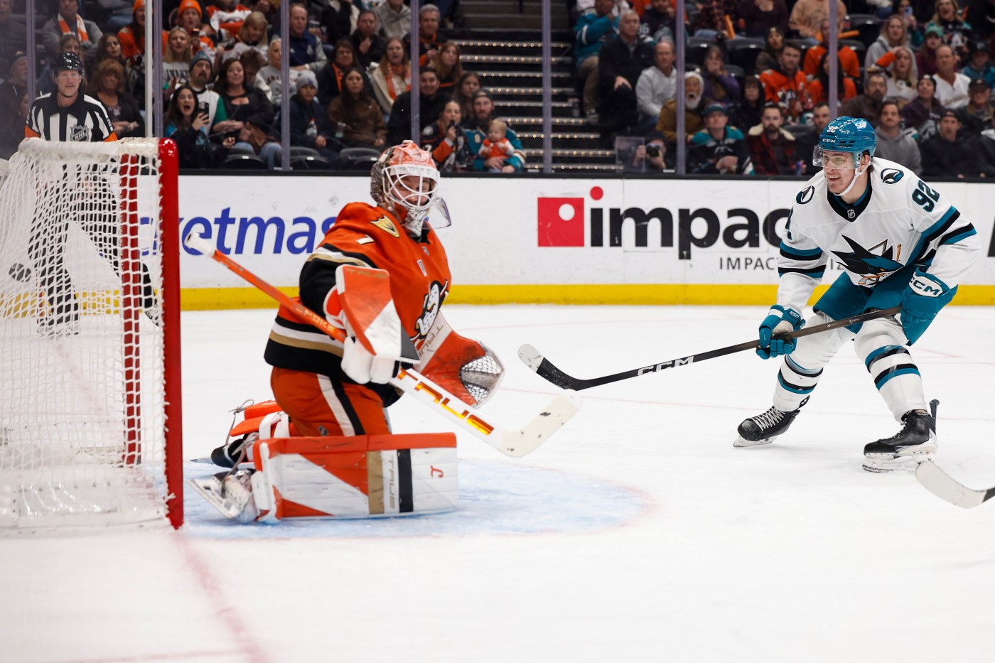 Mistakes cost slumping Ducks in loss to Sharks