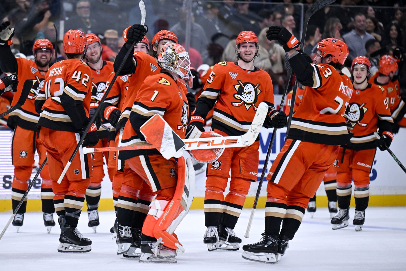 Beckett Sennecke, Mason McTavish help Ducks edge Kings in shootout