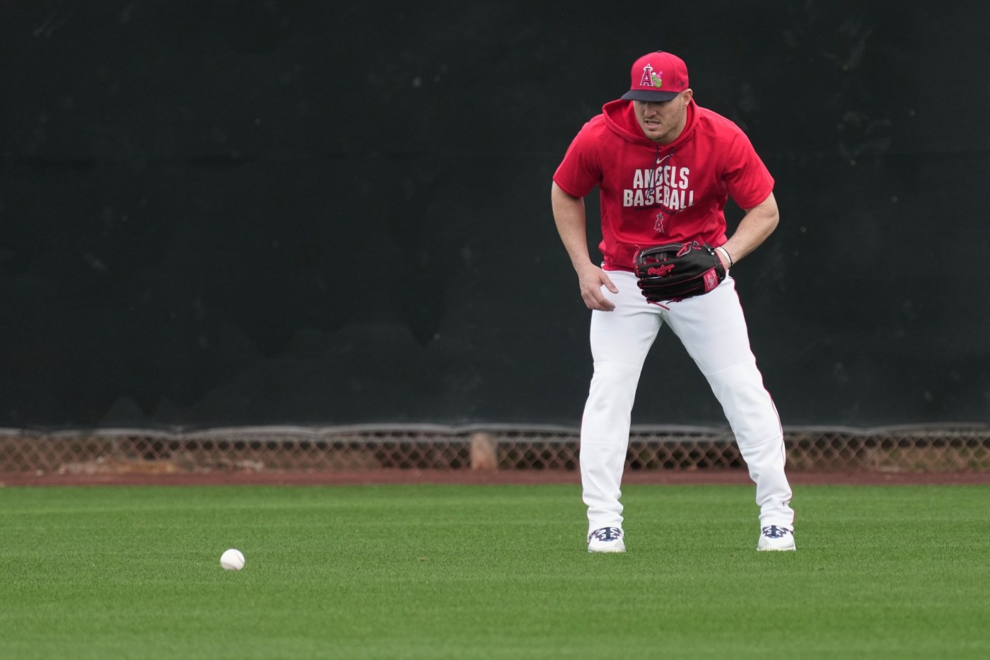 Mike Trout returns to center field in Angels’ victory over Diamondbacks