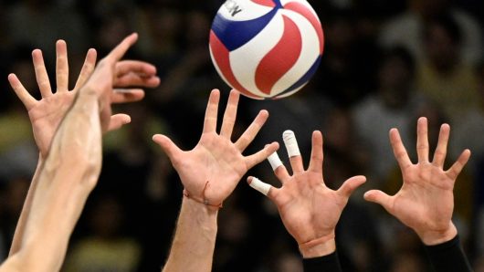 No. 1 UCLA men’s volleyball tops No. 2 Long Beach State again