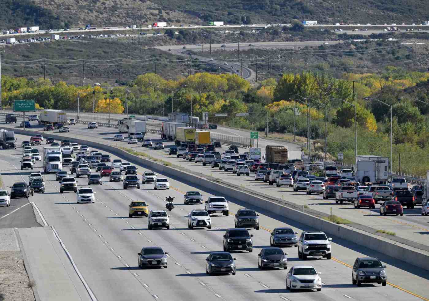 Could more speed limit signs on 15 Freeway through Cajon Pass improve traffic flow?