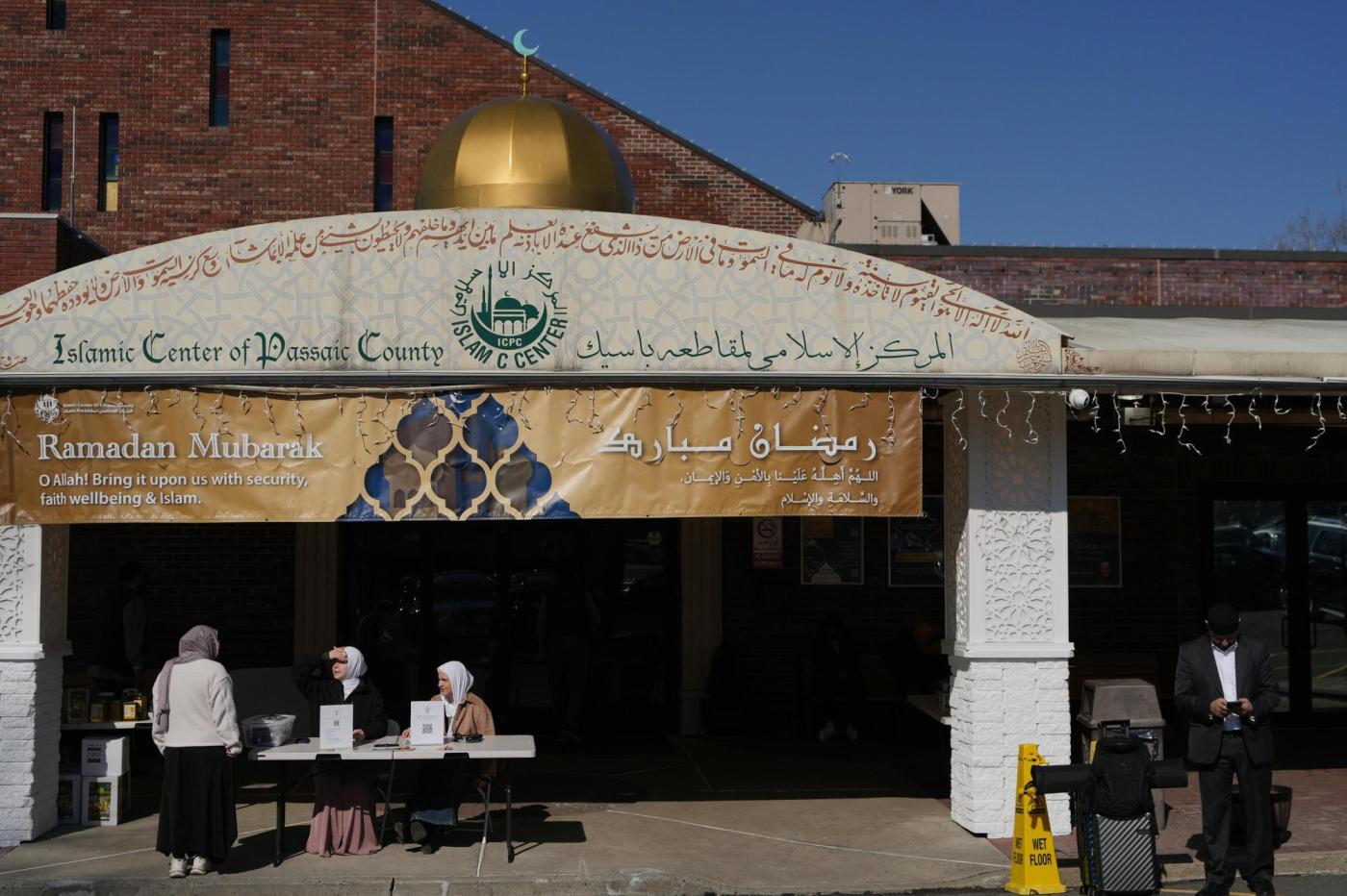For US Muslims, immigration crackdown fears, new war worries and anti-Muslim rhetoric cloud Ramadan